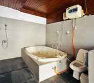 In-room Bathroom 5 Lazuardy Syariah Park and Villa