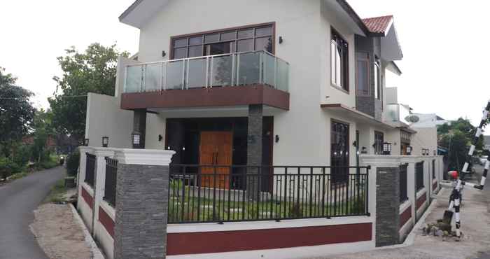 Luar Bangunan Villa Munjul Indah