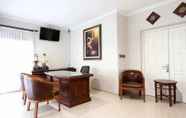 Lobby 2 RedDoorz Plus near Adisucipto Airport 2