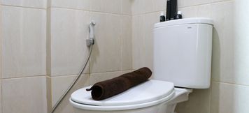 Phòng tắm bên trong 3 Comfy Studio Room Apartment at Osaka Riverview PIK 2 By Travelio