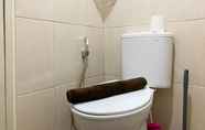 Toilet Kamar 4 Stylish 2BR Apartment at Osaka Riverview PIK 2 By Travelio