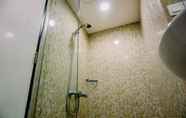 Toilet Kamar 3 Homey and Cozy Studio Great Western Resort Apartment By Travelio