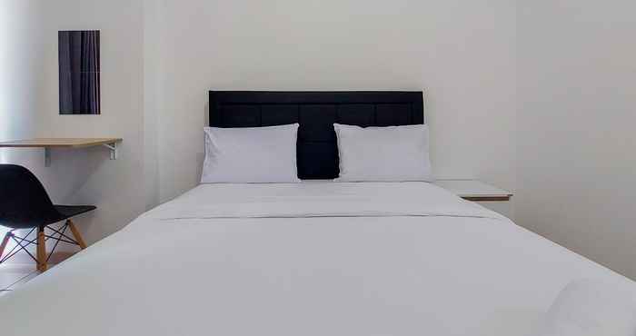 ห้องนอน Elegant and Homey Studio Apartment M-Town Residence By Travelio