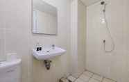 Toilet Kamar 3 Elegant and Homey Studio Apartment M-Town Residence By Travelio