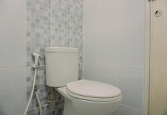Toilet Kamar 5 Furnished 2BR with Pool View at Tokyo Riverside PIK 2 Apartment By Travelio