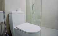 Toilet Kamar 3 Tidy and Pleasurable Studio Daan Mogot City Apartment By Travelio