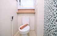 Toilet Kamar 5 Modern and Comfort 2BR at Kemang View Apartment By Travelio