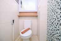 Toilet Kamar Modern and Comfort 2BR at Kemang View Apartment By Travelio