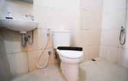 Toilet Kamar 3 Comfy and Best Deals Studio at Bale Hinggil Apartment By Travelio