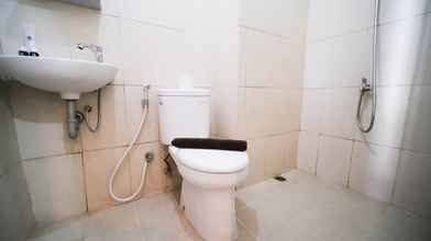 Toilet Kamar 4 Comfy and Best Deals Studio at Bale Hinggil Apartment By Travelio