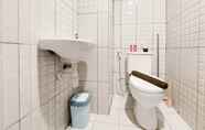 Toilet Kamar 3 Strategic and Cozy Studio Apartment at De Prima By Travelio