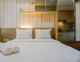 ห้องนอน 2 Furnished Studio with Comfort Design Green Bay Pluit Apartment By Travelio