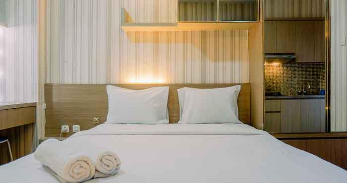 ห้องนอน Furnished Studio with Comfort Design Green Bay Pluit Apartment By Travelio