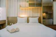 ห้องนอน Furnished Studio with Comfort Design Green Bay Pluit Apartment By Travelio