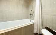 In-room Bathroom 3 Spacious Japanese Style Studio at Vasanta Innopark Apartment By Travelio