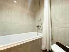 In-room Bathroom 4 Spacious Japanese Style Studio at Vasanta Innopark Apartment By Travelio