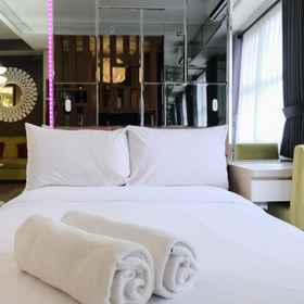 Bedroom 1 สตูดิโอที่โดดเด่นและกว้างขวางพร้อมวิวเมือง อพาร์ตเมนต์ที่ Parahyangan Residence By Travelio, โรงแรม & ที่พัก Liberta Physio