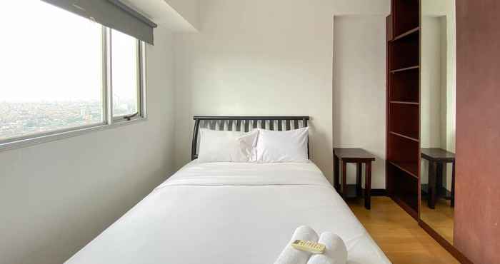 Kamar Tidur Spacious and Elegant 1BR The Wave Kuningan Apartment By Travelio