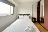 Kamar Tidur Spacious and Elegant 1BR The Wave Kuningan Apartment By Travelio