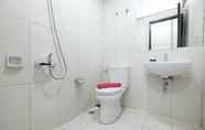 Toilet Kamar 3 Comfort Studio Apartment For 4 Pax at Nifarro Park By Travelio