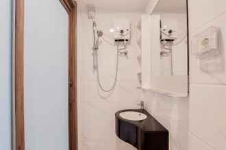 Toilet Kamar 4 Comfort and Cozy Studio Sky House Alam Sutera Apartment By Travelio