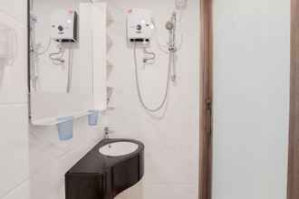 Toilet Kamar 4 Simply Look and Homey Studio Sky House Alam Sutera Apartment By Travelio