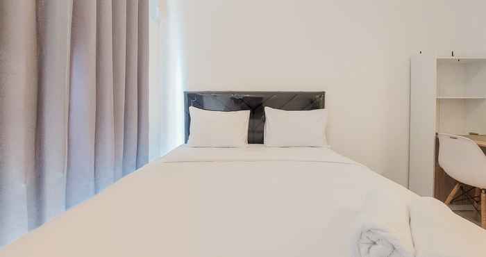 Kamar Tidur Simply Look and Homey Studio Sky House Alam Sutera Apartment By Travelio