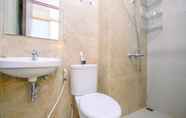 Toilet Kamar 3 New Furnished and Cozy Stay Studio at Transpark Cibubur Apartment By Travelio