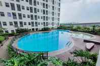 Kolam Renang Nice and Cozy Studio at Serpong Garden Apartment By Travelio