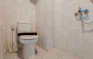 Toilet Kamar 3 Nice and Cozy Studio at Serpong Garden Apartment By Travelio