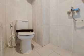 Toilet Kamar 4 Nice and Cozy Studio at Serpong Garden Apartment By Travelio