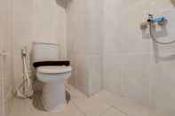 Toilet Kamar Nice and Cozy Studio at Serpong Garden Apartment By Travelio