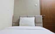 Kamar Tidur 3 3BR Spacious Combined Unit at Pinewood Apartment By Travelio