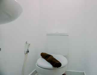 Toilet Kamar 2 Cozy Living Studio Room (No Kitchen) Aeropolis Residence Apartment By Travelio