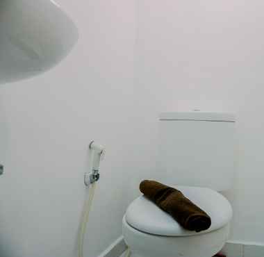 Toilet Kamar 2 Cozy Living Studio Room (No Kitchen) Aeropolis Residence Apartment By Travelio