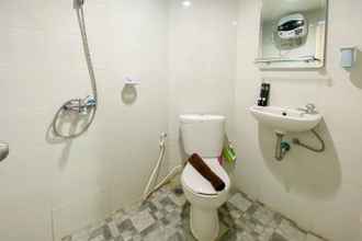 Toilet Kamar 4 Comfortable 1BR Apartment without Living Room at Amartha View By Travelio