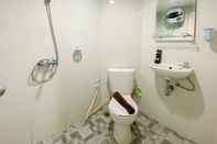 Toilet Kamar Comfortable 1BR Apartment without Living Room at Amartha View By Travelio