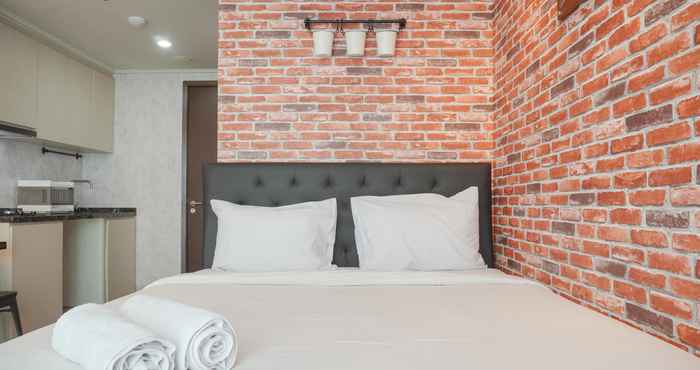 Kamar Tidur Homey and Simple Studio Green Sedayu Apartment By Travelio