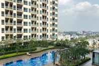 Kolam Renang Homey and Simple Studio Green Sedayu Apartment By Travelio