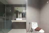 ห้องน้ำภายในห้อง Homey and Exclusive 2BR Patraland Amarta Apartment By Travelio