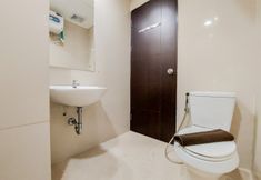 In-room Bathroom 3 Simply Look Studio Apartment at Atria Residence Gading Serpong By Travelio