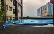 Swimming Pool 4 Simply Look Studio Apartment at Atria Residence Gading Serpong By Travelio