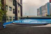 Swimming Pool Simply Look Studio Apartment at Atria Residence Gading Serpong By Travelio