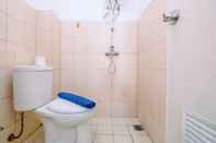 Toilet Kamar Cozy Living Studio Apartment at Pakubuwono Terrace By Travelio