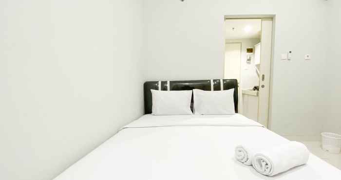 Kamar Tidur Homey and Simply Look 1BR without Living Room Amartha View Apartment By Travelio