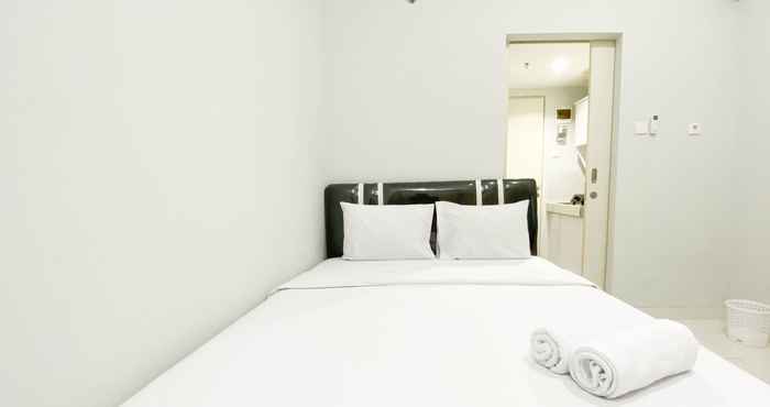 ห้องนอน Homey and Simply Look 1BR without Living Room Amartha View Apartment By Travelio