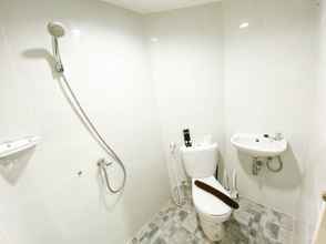 Toilet Kamar 4 Homey and Simply Look 1BR without Living Room Amartha View Apartment By Travelio