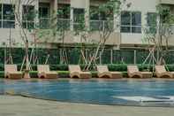 Kolam Renang Cozy and Warm Studio Green Sedayu Apartment By Travelio