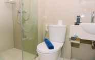 In-room Bathroom 4 Modern Look and Comfortable 1BR at CitraLake Suites Apartment By Travelio