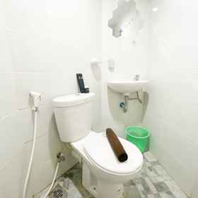 Bathroom 3 Homey 1BR Apartment without Living Room at Amartha View By Travelio, Kaliwungu Station Hotels